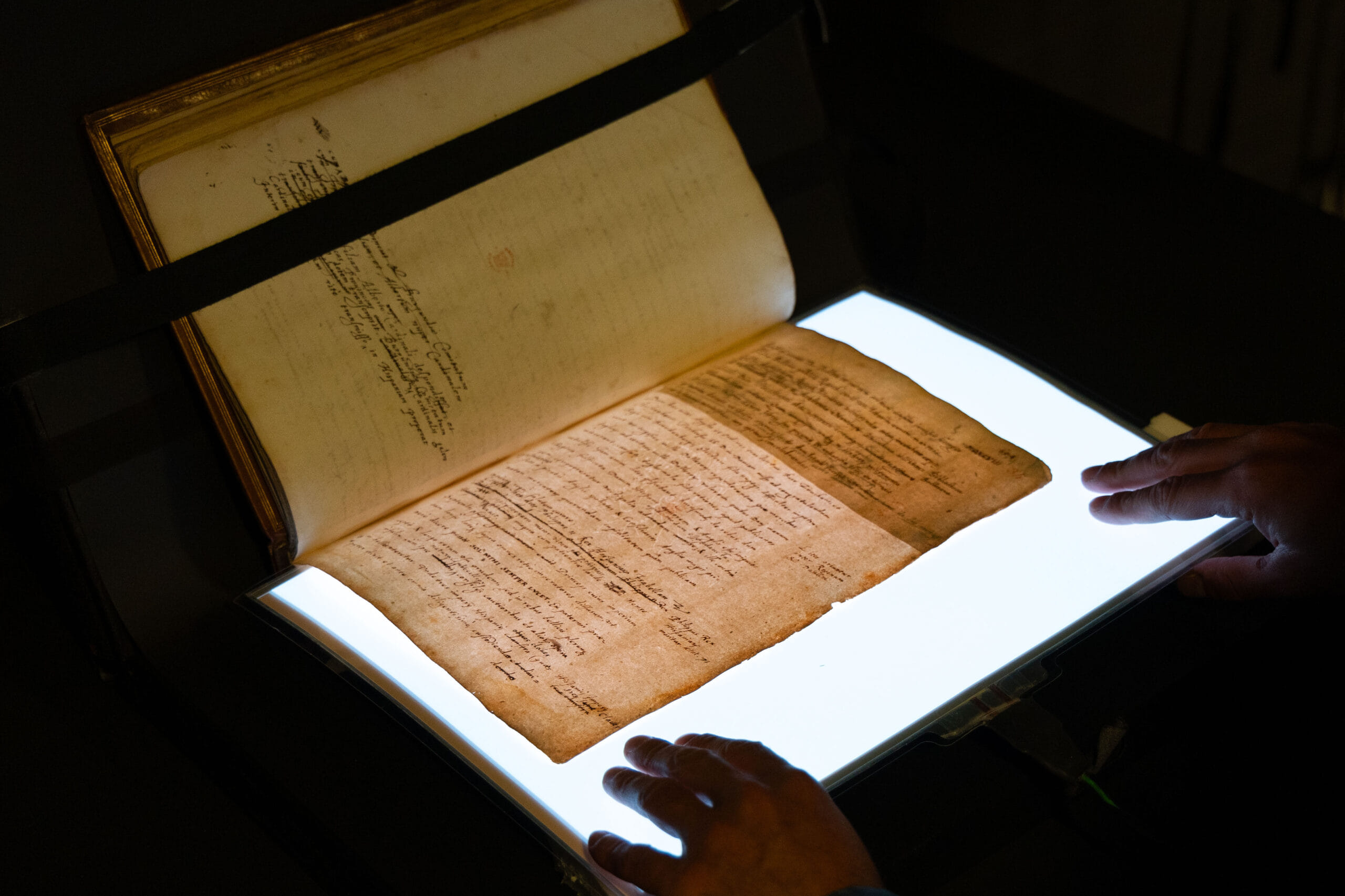 Hidden text of Elizabethan chronicler revealed by imaging