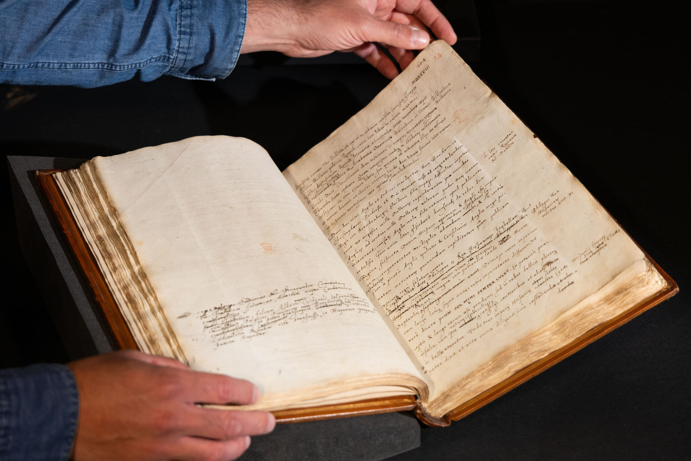 Hidden text of Elizabethan chronicler revealed by imaging